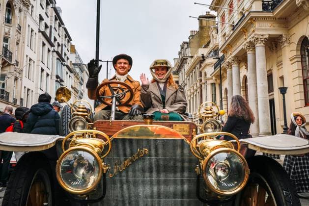 Bilder des Jahres 2024, News 11 November News Themen der Woche KW44 News Bilder des Tages St James s Motoring Spectacle, Pall Mall, London, UK London, UK. 02nd Nov 2024. The driver and passenger in a 1904 Mercedes-Simplex in their vehicle. The St James s Motoring Spectacle is promoted as London™s biggest, free-to-attend car show celebrating the best of motoring past, present and future. Many of the vintage car models take part in tomorrow s veteran car ralley, too., Credit:IMAGEPLOTTER Avalon  Copyright: xIMAGEPLOTTERx xAvalonx 0929426898