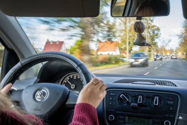 Lutherstadt Wittenberg Themenbild - Junge Fahranfaengerin sitzt hinter dem Steuer eines Autos, 02.11.2024 Themenbild - Junge Fahranfaengerin sitzt hinter dem Steuer eines Autos, 02.11.2024 Eine junge Frau blickt aufmerksam auf die Straße und haelt die Haende am Lenkrad vom Skoda. Alkohol ist neben der Probezeit auch bis zum 21. Lebensjahr verboten. *** Lutherstadt Wittenberg Theme picture Young novice driver sits behind the wheel of a car, 02 11 2024 Theme picture Young novice driver sits behind the wheel of a car, 02 11 2024 A young woman looks attentively at the road and keeps her hands on the steering wheel of the Skoda Alcohol is prohibited until the age of 21 in addition to the probationary period Copyright: xEibner-Pressefoto JonasxLohrmannx EP_JLN