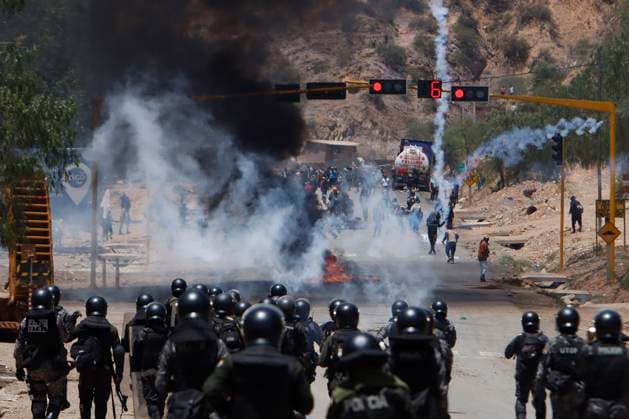 News Themen der Woche KW44 Bolivien, Morales Anhänger und Sicherheitskräfte geraten aneinander Cochabamba, November 1, 2024 With the firing of gas, the police contingent deployed in Parotani began the unblocking of the highway to the west of the country The demonstrators responded to the gas with dynamite, stones from the hills, barricades and a carpet of stones to prevent the entry of the police David Flores APG via Aton Chile, Cochabamba Bolivia Aton 954938  Copyright: DavidxFlores APGxviaxAtonxChile