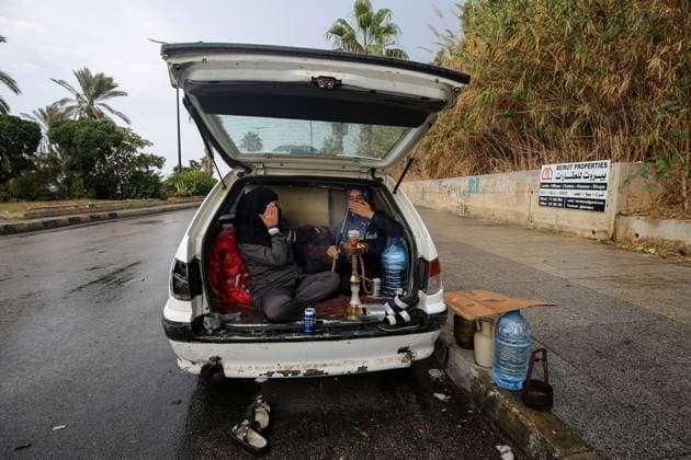 News Themen der Woche KW44 News Bilder des Tages November 2, 2024, Beirut, Beirut, Lebanon: Women, who fled the ancient city of Baalbek in east Lebanon, smoke hookah as they sit in trunk of a car at Beirut promenade.Distraught families, who fled Israeli bombs, face harsh winter as crisis worsens. Beirut Lebanon - ZUMAn313 20241102_zip_n313_021 Copyright: xMarwanxNaamanix