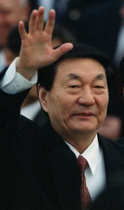 Chinese Premier Zhu Rongji arrives at the Chek Lap Kok Airport for the opening of the World Congress of Accountants. 18 November 2002 HONG KONG CHINA EDITORIAL USE ONLY  Copyright: xx MPID5882503 K.xY.xChengx scmpphotos126504