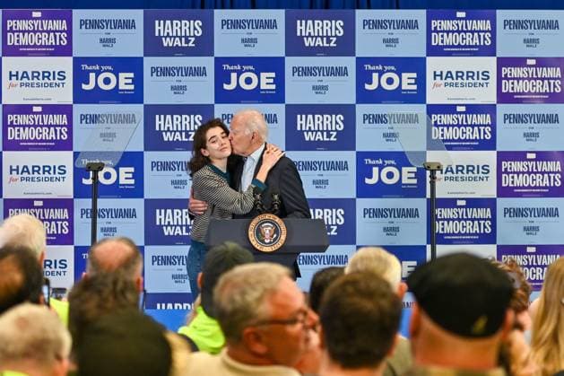 News Themen der Woche KW44 President Joe Biden stop in Scranton, US - 02 Nov 2024 President Joe Biden gives his granddaughter Natalie Biden a kiss before speaking to labor union members at Carpenters Local 445, in Scranton. President Joe Biden traveled to Scranton, PA to speak at the Carpenters Union 445. This is Biden s third visit to this Union Hall. Scranton United States Copyright: xAimeexDilgerx xSOPAxImagesx 110224_BidenScranton004