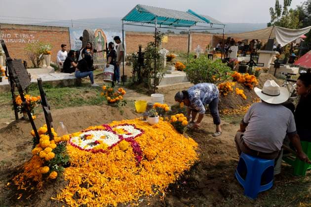 Day Of The Dead In Mexico People attend the Tecomitl community pantheon in Mexico City, Mexico, on November 2, 2024, and decorate the graves of their deceased loved ones with cempasuchil flowers and figures made from mud. According to belief, these will receive their souls during the Day of the Dead festivities on November 2. Mexico City Mexico  Copyright: xGerardoxVieyrax originalFilename: vieyra-notitle241102_npEQA.jpg