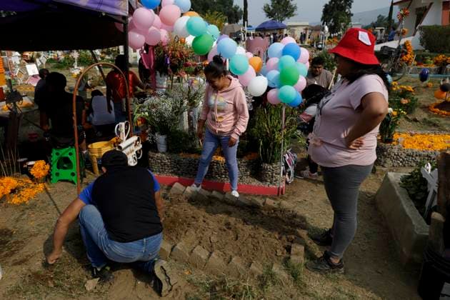 Day Of The Dead In Mexico People attend the Tecomitl community pantheon in Mexico City, Mexico, on November 2, 2024, and decorate the graves of their deceased loved ones with cempasuchil flowers and figures made from mud. According to belief, these will receive their souls during the Day of the Dead festivities on November 2. Mexico City Mexico  Copyright: xGerardoxVieyrax originalFilename: vieyra-notitle241102_npgaF.jpg