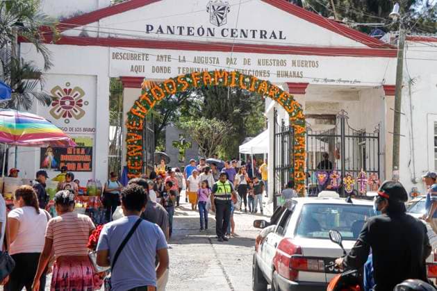 November 2, 2024, Chilpancingo, Guerrero, Mexico: Hundreds of families bring flowers, food, beer and music to the graves of their faithful deceased in the cemetery of Chilpancingo, Guerrero, on November 2, which is the Day of the Dead festival. Chilpancingo Mexico - ZUMAj170 20241102_zip_j170_002 Copyright: xDavidxJuarezx