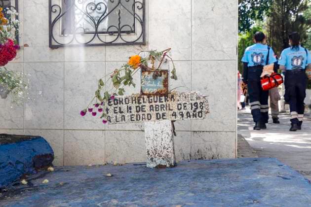 November 2, 2024, Chilpancingo, Guerrero, Mexico: Hundreds of families bring flowers, food, beer and music to the graves of their faithful deceased in the cemetery of Chilpancingo, Guerrero, on November 2, which is the Day of the Dead festival. Chilpancingo Mexico - ZUMAj170 20241102_zip_j170_009 Copyright: xDavidxJuarezx