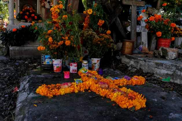 November 2, 2024, Chilpancingo, Guerrero, Mexico: Hundreds of families bring flowers, food, beer and music to the graves of their faithful deceased in the cemetery of Chilpancingo, Guerrero, on November 2, which is the Day of the Dead festival. Chilpancingo Mexico - ZUMAj170 20241102_zip_j170_010 Copyright: xDavidxJuarezx
