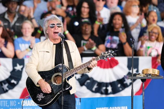 Bilder des Jahres 2024, Entertainment 11 November Entertainment Themen der Woche KW44 November 2, 2024, Charlotte, North Carolina, USA: JON BON JOVI performs on stage at PNC Music Pavilion in support of Vice President Kamala Harris..Vice President Kamala Harris hosts her When We Vote We Win rally at PNC Music Pavilion in Charlotte, NC just three days before the 2024 Presidential election comes to an end. Charlotte USA - ZUMAv134 20241102_zsp_v134_017 Copyright: xMaxwellxVittoriox