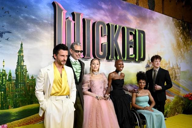 WICKED MUSICAL SYDNEY PREMIERE, (L-R) The cast of Wicked Jonathan Bailey, Jeff Goldblum, Ariana Grande, Cynthia Erivo, Marissa Bode, and Ethan Slater arrive on the red carpet during the Australian premiere of Wicked at the State Theatre in Sydney, Sunday, November 3, 2024. ( NO ARCHIVING, EDITORIAL USE ONLY, NO USE IN BOOKS WITHOUT CONSENT SYDNEY NEW SOUTH WALES AUSTRALIA  Copyright: xBIANCAxDExMARCHIx 20241103143642877000