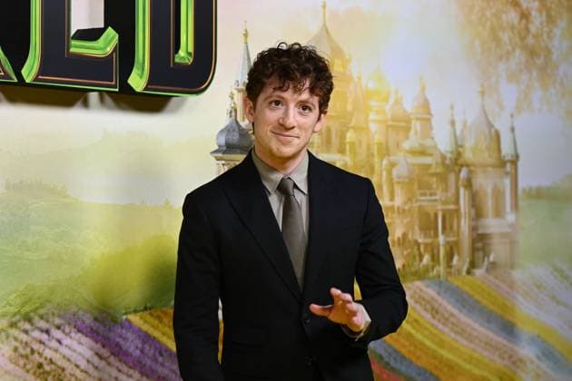 WICKED MUSICAL SYDNEY PREMIERE, Wicked cast member Ethan Slater arrives on the red carpet during the Australian premiere of Wicked at the State Theatre in Sydney, Sunday, November 3, 2024. ( NO ARCHIVING, EDITORIAL USE ONLY, NO USE IN BOOKS WITHOUT CONSENT SYDNEY NEW SOUTH WALES AUSTRALIA  Copyright: xBIANCAxDExMARCHIx 20241103180920119361