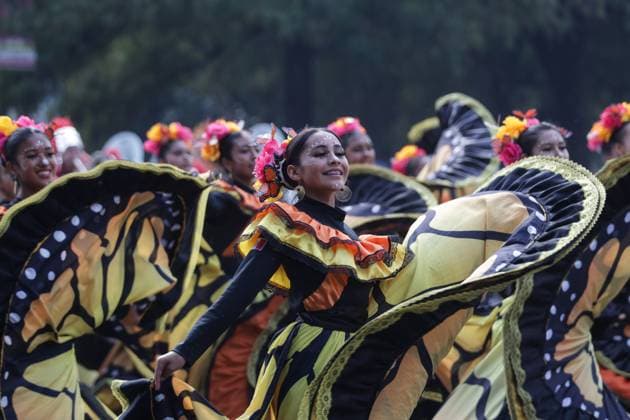 (241103) -- MEXICO CITY, Nov. 3, 2024 -- People in costumes and facial makeup participate in the Day of the Dead Parade in downtown Mexico City, capital of Mexico, on Nov. 2, 2024. (Photo by Xinhua) MEXICO-MEXICO CITY-DAY OF THE DEAD-PARADE FranciscoxCanedo 