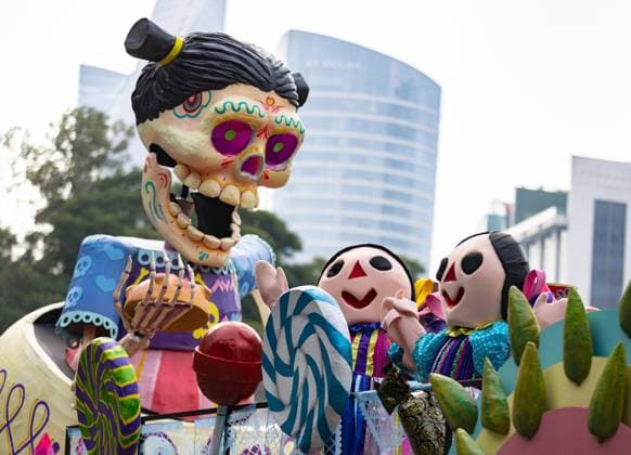 (241103) -- MEXICO CITY, Nov. 3, 2024 -- This photo taken on Nov. 2, 2024 shows an art installation during the Day of the Dead Parade in downtown Mexico City, capital of Mexico. ) MEXICO-MEXICO CITY-DAY OF THE DEAD-PARADE LixMengxin 