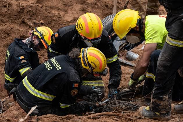 News Themen der Woche KW44 News Bilder des Tages The Generalitat limits the movement of people in the municipalities most affected by the DANA Search for victims in an area affected by the DANA, on November 3, 2024, in Paiporta, Valencia, Comunidad Valenciana Spain The Generalitat Valenciana has decided to limit the movement of people today in the municipalities most affected by the DANA, which last October 29th swept through the province of Valencia and has already left a death toll of more than 210 In addition, an orange alert level has been decreed for rainfall of up to 150 liters per square meter in these areas 03 NOVEMBER 2024 DANA TEMPORAL RAIN RAIN FLOODS PRECIPITATION Paiporta, Valencia Comunidad Va Paiporta, Valencia Comunidad Va Espana  Copyright: xMatiasxChiofalox 6317774