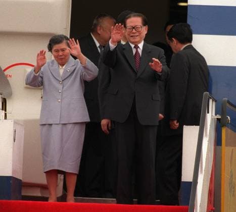 Chinese President Jiang Zemin and his wife Chinese First Lady Wang Yeping wave to the welcoming party when they arrive at Chek Lap Kok International Airport to participate in the celebrations for the 5th anniversary of the handover of Hong Kong. 30 June 2002 ***NOT FOR ADVERTISING USE*** HONG KONG CHINA EDITORIAL USE ONLY  Copyright: xx MER2016041911162040 AntonyxDicksonx scmpphotos136763