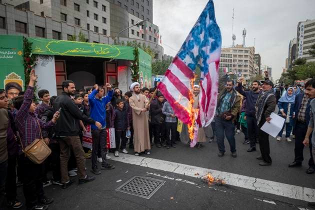 News Themen der Woche KW44 News Bilder des Tages Iranians Burn U.S. And Israeli Flags In Tehran An Iranian cleric burns the U.S. flag outside the former U.S. embassy during an anti-U.S. and anti-Israel rally marking the anniversary of the U.S. embassy occupation in downtown Tehran, Iran, on November 3, 2024, two days before the U.S. Presidential elections. Tehran Iran  Copyright: xMortezaxNikoubazlx originalFilename: nikoubazl-iranians241103_npyiu.jpg