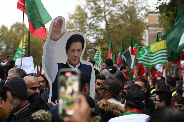 Bilder des Jahres 2024, News 11 November News Themen der Woche KW44 News Bilder des Tages November 3, 2024, London, England, United Kingdom: Demonstrators hold placards of Imran Khan during the protest as several thousands attend. London United Kingdom - ZUMAf183 20241103_zip_f183_008 Copyright: xCalumxMcLeanx