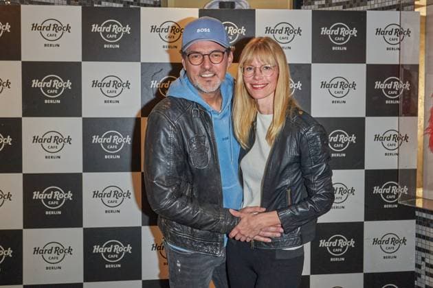Entertainment Themen der Woche KW44 Entertainment Bilder des Tages Tobey Wilson und Sabrina Gehrmann - Hard Rock Cafe praesentiert das Captain Messi - Kindermenue, in Zusammenarbeit mit Lionel Messi im Hard Rock Cafe Berlin am 03.11.2024. Hard Rock Cafe Berlin Captain Messi - Kindermenue *** Tobey Wilson and Sabrina Gehrmann Hard Rock Cafe presents the Captain Messi Kids Menu, in collaboration with Lionel Messi at Hard Rock Cafe Berlin on 03 11 2024 Hard Rock Cafe Berlin Captain Messi Kids Menu