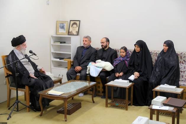 News Themen der Woche KW44 News Bilder des Tages November 3, 2024, Tehran, Iran: Iranian Supreme Leader Ayatollah ALI KHAMENEI meets with families of martyrs of the Iranian Army Air Defense Force who were recently killed in an Israeli attack. Recently, on 2 November, Supreme Leader Ayatollah Ali Khamenei warned of a severe response to the U.S. and Israel following Israel s recent strike on Iran. Tehran Iran - ZUMAi98_ 20241103_zih_i98_001 Copyright: xIranianxSupremexLeader SxOfficex