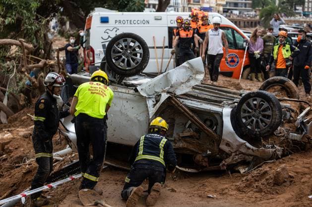 News Themen der Woche KW44 News Bilder des Tages The Generalitat limits the mobility of people in the municipalities most affected by the DANA The Emergency Services are looking for a victim in a car, on November 3, 2024, in Paiporta, Valencia, Valencian Community Spain The Generalitat Valenciana has decided to limit during the day today the transit of people in the municipalities most affected by the DANA, which last October 29th swept through the province of Valencia and has already left a death toll of more than 210 In addition, an orange alert level has been decreed for rainfall of up to 150 liters per square meter in these areas 03 NOVEMBER 2024 Alejandro Martínez Vé Valencia Valencia Valencian Community Valencia Valencian Community Valencia Spain  Copyright: xAlejandroxMartinezxVÃ lezx 6319691