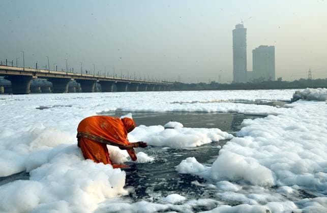 Bilder des Jahres 2024, News 11 November News Themen der Woche KW44 News Bilder des Tages NEW DELHI, INDIA - NOVEMBER 2: Toxic foam seen floating over Yamuna River at Kalindi Kunj on November 2, 2024 in New Delhi, India. The Yamuna River is inundated with toxic foam ahead of Chhath Puja, set to be celebrated from November 6 to 8, raising concerns about escalating pollution levels in Delhi-NCR. The foam, indicative of severe pollution, has led authorities to deploy chemical defoamers to mitigate the issue. (Photo by Arvind Yadav Hindustan Times ) Yamuna River Covered In Toxic Froth Ahead Of Chhath Puja, Raises Pollution Alarms In Delhi-NCR