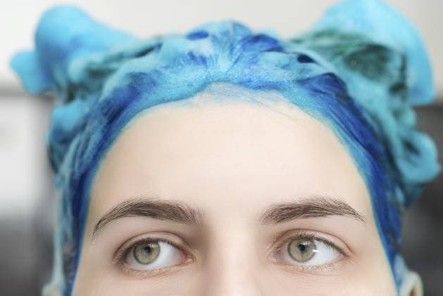 Creative Highlights Symbolfotos Nahaufnahme eines hübschen Mädchens mit blauen Haaren und großen schönen Augen, das Shampoo aufträgt, während sie ihre Haare nach dem Färben ihrer saphirfarbenen Haare in einem professionellen Schönheitssalon wäscht Close-up view of pretty girl with blue hair and big beautiful eyes with shampoo applied, while washing her hair after dyeing her sapphire hair in professional beauty salon Copyright: imageBROKER AlexanderxA.xPiragis ibxiqx11669596.jpg ,model released, Symbolfoto ,property released