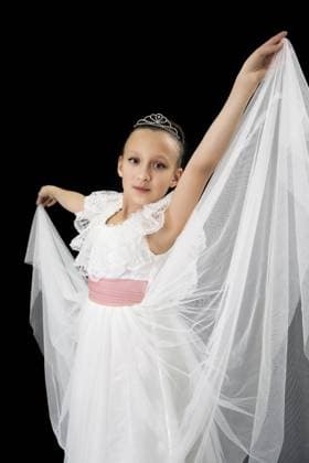 Creative Highlights Symbolfotos Mädchen Ballerina mit Diadem auf dem Kopf gekleidet in weißem langen Kleid theatralischen Tanz auf schwarzem Hintergrund. Teil der Fotoserie Girl ballerina with diadem on head dressed in white long dress theatrical dancing on black background. Part of photo series Copyright: imageBROKER AlexanderxA.xPiragis ibxiqx11669749.jpg ,model released, Symbolfoto ,property released