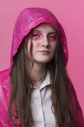 Portrait informelle junge erwachsene Frau mit rosa Bühne Make up mit Pailletten und Pfeile auf dem Gesicht gemalt, Blick in die Kamera. Weiblich gekleidet in rosa Jacke mit Kapuze über. Studioaufnahme auf farbigem Hintergrund Portrait informal young adult woman with pink stage makeup with sequins and arrows painted on face, looking at camera. Female dressed in pink jacket with hooded over. Studio shot on colored background Copyright: imageBROKER AlexanderxA.xPiragis ibxiqx11669856.jpg ,model released, Symbolfoto ,property released