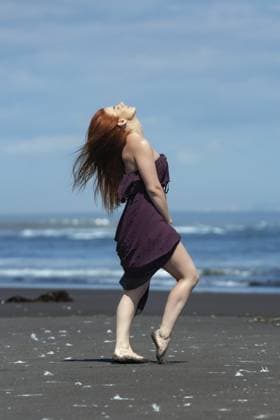 Creative Highlights Symbolfotos Rothaarige Frau in lila braunen langen Kleid stehend auf Sandstrand mit Kopf nach oben und die Augen geschlossen, Sonnenbaden auf Hintergrund blauen Meer am Sommertag mit klarem Himmel. Volle Länge, Seitenansicht Redhead woman in purple brown long dress standing on sandy beach with head looking upward and eyes closed, sunbathing on background blue sea on summer day with clear sky. Full length, side view Copyright: imageBROKER AlexanderxA.xPiragis ibxiqx11670162.jpg ,model released, Symbolfoto ,property released