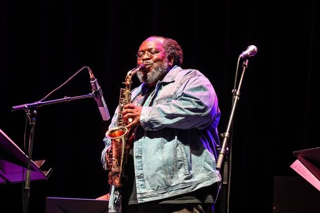Entertainment Themen der Woche KW44 Entertainment Bilder des Tages Konzert von Darius Jones, 60 e Jazzfest Berlin 2024, Haus der Berliner Festspiele Darius Jones’s fluXkit Vancouver Peggy Lee – Cello Jesse Zubot – Violine Josh Zubot – Violine James Meger – Kontrabass Gerald Cleaver – Schlagzeug Darius Jones – Altsaxofon, Komposition *** Local Caption *** *** Concert by Darius Jones, 60 e Jazzfest Berlin 2024, Haus der Berliner Festspiele Darius Joness fluXkit Vancouver Peggy Lee - cello Jesse Zubot - violin Josh Zubot - violin James Meger - double bass Gerald Cleaver - drums Darius Jones - alto saxophone, composition Local Caption