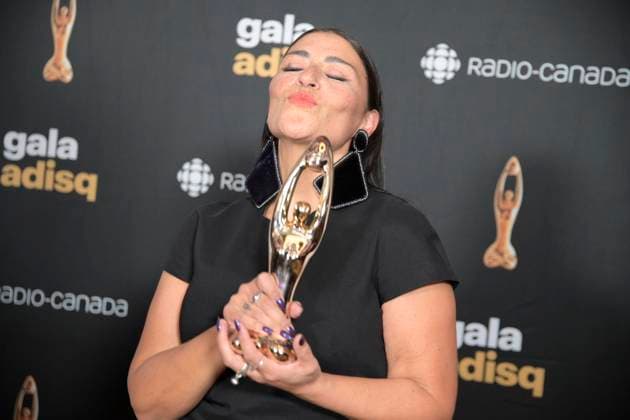 Bilder des Jahres 2024, Entertainment 11 November Entertainment Themen der Woche KW44 Entertainment Bilder des Tages November 3, 2024, Montreal, Quebec, CANADA: Elisapie holds her Felix Award, for Indigenous Artist of the Year at the gala de l ADISQ awards ceremony in Montreal on Sunday, Nov. 3, 2024. Montreal CANADA  - ZUMAc35_ 20241103_zaf_c35_011 Copyright: xPeterxMccabex
