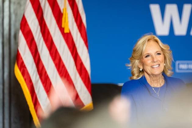 News Themen der Woche KW44 News Bilder des Tages First Lady Jill Biden Campaigns For Harris-Walz In Harrisburg, PA First Lady Jill Biden arrives at a Get Out the Vote campaign event for Harris-Walz in Harrisburg, Pennsylvania, United States, on November 3, 2024. Harrisburg Pennsylvania United States  Copyright: xNathanxMorrisx originalFilename: morris-firstlad241103_npoBK.jpg