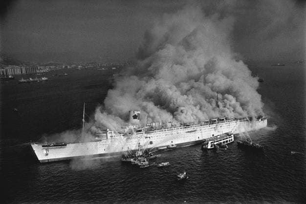 Archivbilder der Woche KW45 Smoke belching from the ablaze Seawise University. The former luxury liner went down after firemen failed to douse the flames. 9 Jan 1972 HK HK EDITORIAL USE ONLY  Copyright: xx MER2015112412122559 POSTxSTAFFxPHOTOGRAPHERx scmpphotos149497