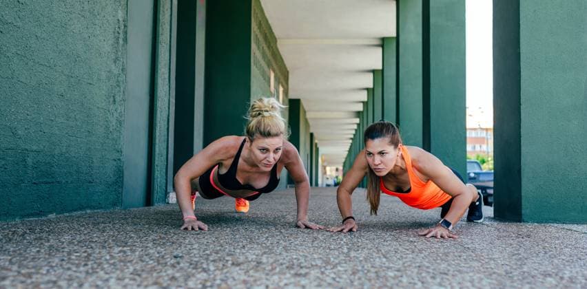 Creative Highlights Symbolfotos Sportswomen doing push-ups Two young sportswomen doing push-ups together outdoors Model Released DavidPereiras_ID24950_722943_033 Copyright: xDavidxPereirasx