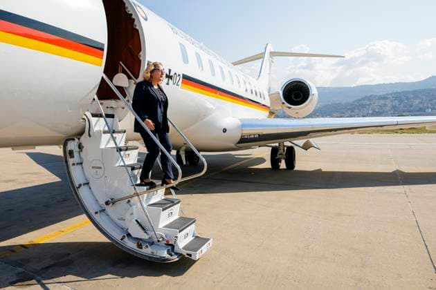 News Themen der Woche KW45 News Bilder des Tages Svenja Schulze (SPD), Bundesministerin fuer wirtschaftliche Zusammenarbeit und Entwicklung, reist nach Beirut Libanon. Hier bei ihrer Ankunft auf dem Rafik-Hariri-Flughafen. Beirut, 04.11.2024. Fotografiert im Auftrag des Bundesentwicklungsministeriums Beirut Libanon *** Svenja Schulze SPD , Federal Minister for Economic Cooperation and Development, travels to Beirut Lebanon Here on her arrival at Rafik Hariri Airport Beirut, 04 11 2024 Photographed on behalf of the Federal Ministry for Economic Cooperation and Development Beirut Lebanon Copyright: xThomasxImo BMZx
