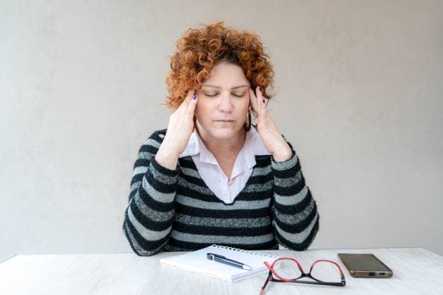 Creative Highlights Symbolfotos A mid-adult redhead woman with a headache is rubbing her temples. Model Released ValeriaVenezia_ID24760_717819_027 Copyright: xx