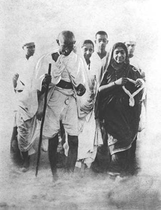 Indian poetess and co-worker Sarojini Naidu receives Mahatma Gandhi at Dandi, Gujarat, India, April 5, 1930 - MODEL RELEASE NOT AVAILABLE Copyright: xVithalbhaixJhaveri DinodiaxPhotox