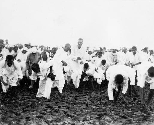 Mahatma Gandhi and others picking up natural salt at Dandi, Gujarat, April 1930 - MODEL RELEASE NOT AVAILABLE Copyright: xVithalbhaixJhaveri DinodiaxPhotox