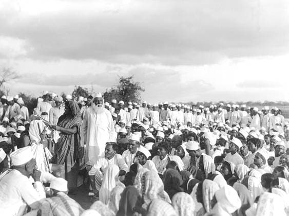 Mahatma Gandhi with stick and co-workers Sarojini Naidu, Abbas Tyabji and marchers at Dandi, Gujarat, India, April 7, 1930 MODEL RELEASE NOT AVAILABLE Copyright: xVithalbhaixJhaveri DinodiaxPhotox