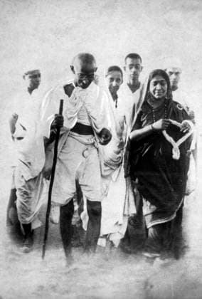 Mahatma Gandhi during the salt satyagraha with sarojini naidu in dhandi, gujarat, India, Asia, 1930 Copyright: xVithalbhaixJhaveri DinodiaxPhotox