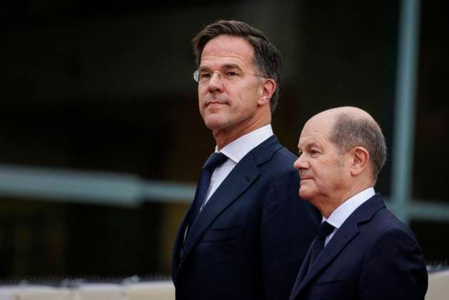 News Themen der Woche KW45 News Bilder des Tages Olaf Scholz (SPD), Bundeskanzler, begruesst Mark Rutte, Generalsekretaer der NATO, im Bundeskanzleramt in Berlin, 04.11.2024. Berlin Deutschland *** Olaf Scholz SPD , Federal Chancellor, welcomes Mark Rutte, Secretary General of NATO, at the Federal Chancellery in Berlin, 04 11 2024 Berlin Germany Copyright: xKiraxHofmannx