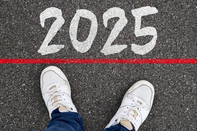 4 November 2024: With the year 2025 at his feet, a man stands symbolically on the threshold of the future. The red line marks the transition into a new year full of opportunities and challenges. PHOTOMONTAGE *** Mit dem Jahr 2025 vor den Füßen steht ein Mann symbolisch an der Schwelle zur Zukunft. Die rote Linie markiert den Übergang in ein neues Jahr voller Möglichkeiten und Herausforderungen. FOTOMONTAGE