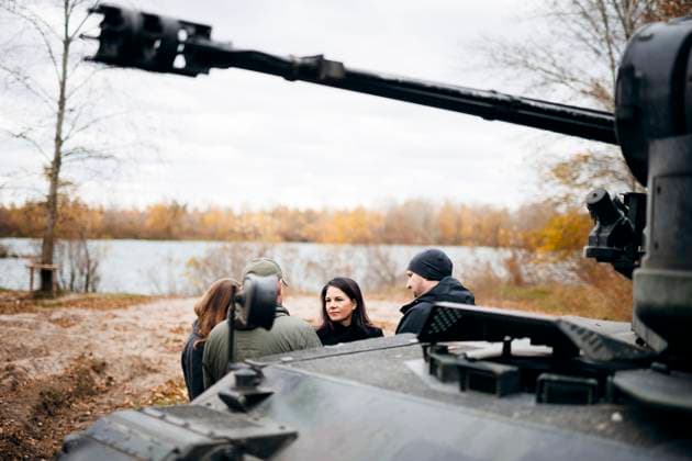 News Themen der Woche KW45 News Bilder des Tages Annalena Baerbock (Buendnis 90 Die Gruenen), Bundesaussenministerin, aufgenommen bei einem Besuch der Gepard-Flugabwehrstellung in Kyjiw, im Rahmen einer Ukraine Reise in Kyjiw, 04.11.2024. Fotografiert im Auftrag des Auswaertigen Amtes (AA) Kyjiw Ukraine *** Annalena Baerbock Buendnis 90 Die Gruenen , Federal Foreign Minister, photographed during a visit to the Gepard air defense position in Kyiv, as part of a trip to Ukraine in Kyiv, 04 11 2024 Photographed on behalf of the Foreign Office AA Kyiv Ukraine Copyright: xFelixxZahn AAx