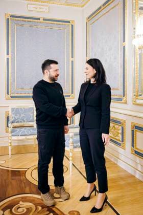 Bilder des Jahres 2024, News 11 November News Themen der Woche KW45 News Bilder des Tages Annalena Baerbock (Buendnis 90 Die Gruenen), Bundesaussenministerin, trifft Wolodymyr Selenskyj, Praesidenten der Ukraine zu einem Gespraech im Rahmen einer Ukraine Reise in Kyjiw, 04.11.2024. Fotografiert im Auftrag des Auswaertigen Amtes (AA) Kyjiw Ukraine *** Annalena Baerbock Buendnis 90 Die Gruenen , Federal Foreign Minister, meets Volodymyr Selenskyj, President of Ukraine for a discussion during a trip to Ukraine in Kyiv, 04 11 2024 Photographed on behalf of the Federal Foreign Office AA Kyiv Ukraine Copyright: xFelixxZahn AAx