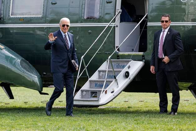 News Themen der Woche KW45 News Bilder des Tages Joe Biden Returns to White House on Election Eve Joe Biden walks to the Oval Office of the White House in Washington DC, after returning from Wilmington on the day before the presidential election. (Photo by Aaron Schwartz Pool ABACAPRESS.COM) Washington White House District of Columbia United States  Copyright: xPool ABACAx