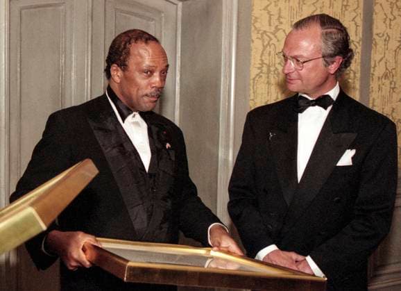 Archivbilder der Woche KW45 STOCKHOLM 1994-05-17 Music legend Quincy Jones, American music producer, TV and film producer, musician and songwriter, together with Sweden s King Carl Gustaf when he receives the 1994 Polar Music Prize. Stockholm Sverige ttexport x1014x *** STOCKHOLM 1994 05 17 Music legend Quincy Jones, American music producer, TV and film producer, musician and songwriter, together with Sweden s King Carl Gustaf when he receives the 1994 Polar Music Prize Stockholm Sverige ttexport x1014x  Copyright: xTobiasxRöstlund TTx QUINCY JONES POLAR MUSIC PRIZE 1994 ZOFYHXnhDCQ