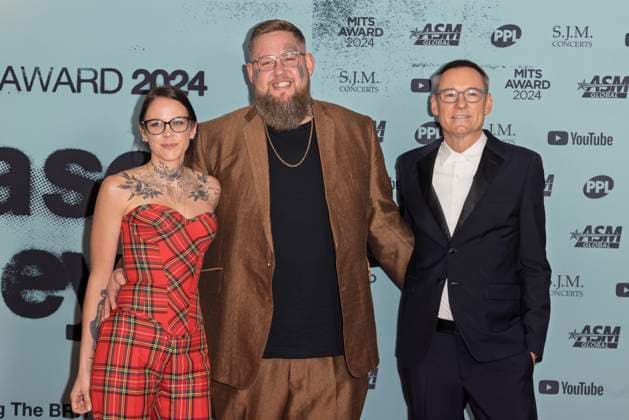 The MITS Awards at Grosvenor House in London, UK, on 4th November 2024 (L-R) Zoe Beardsall, Rag n Bone Man and Jason Iley at the MITS Awards at Grosvenor House in London, UK, on 4th November 2024, Credit:James Shaw Avalon UNITED KINGDOM, LONDON, London  Copyright: xJamesxShawx xAvalonx 0930466042