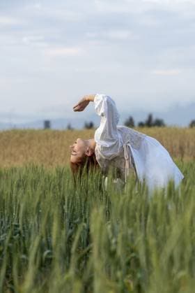 Creative Highlights Symbolfotos Junge Tänzerin tanzt im Freien. Modern Dance Performance auf der Wiese. Unbeschwertheit und Freiheit in der Natur Young dancer woman dancing outdoors. Modern dance performance in the meadow field. Carefree and freedom in nature Copyright: imageBROKER MichalakisxPpalis ibxiqx11688379.jpg ,model released, Symbolfoto ,property released