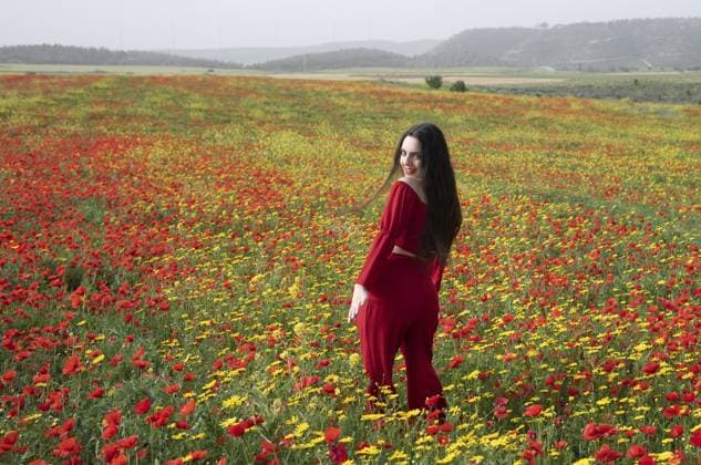 Creative Highlights Symbolfotos Junge glückliche lächelnde Frau in rotem Kleid auf einem Frühlingsfeld Young happy smiling woman wearing red dress in spring field Copyright: imageBROKER MichalakisxPpalis ibxiqx11675382.jpg ,model released, Symbolfoto ,property released