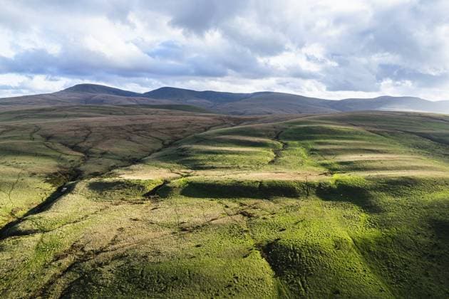 Creative Highlights World Black Mountain aus einer Drohne, Brecon Beacons National Park, Carmarthenshire, Wales, England, Großbritannien, Europa Black Mountain from a drone, Brecon Beacons National Park, Carmarthenshire, Wales, England, United Kingdom, Europe Copyright: imageBROKER MaciejxOlszewski ibxmao11698400.jpg