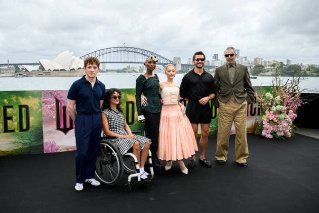 Entertainment Themen der Woche KW45 Entertainment Bilder des Tages WICKED PHOTO CALL SYDNEY, (L-R) The cast of Wicked Ethan Slater, Marissa Bode, Cynthia Erivo, Ariana Grande, Jonathan Bailey, and Jeff Goldblum pose for a photograph during a media call at Mrs Macquarie s Chair in Sydney, Tuesday, November 5, 2024. ( NO ARCHIVING, EDITORIAL USE ONLY, NO USE IN BOOKS WITHOUT CONSENT Sydney New South Wales Australia  Copyright: xBIANCAxDExMARCHIx 20241105154882945659